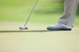 golfer putting with the best golf putter